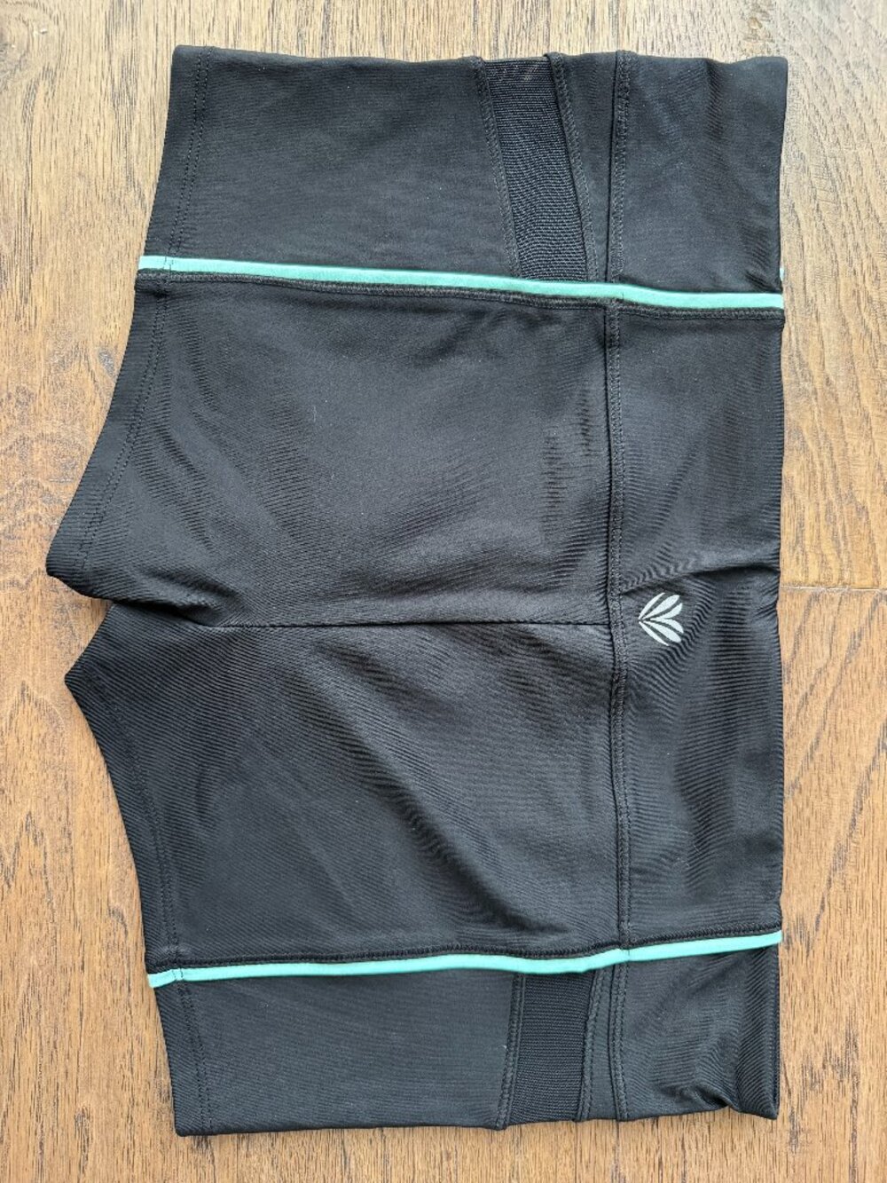 Forever 21 shorts (size medium) NWOT flaw